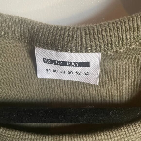 Green Curve Halter Neck Dress - Picture 5 of 5